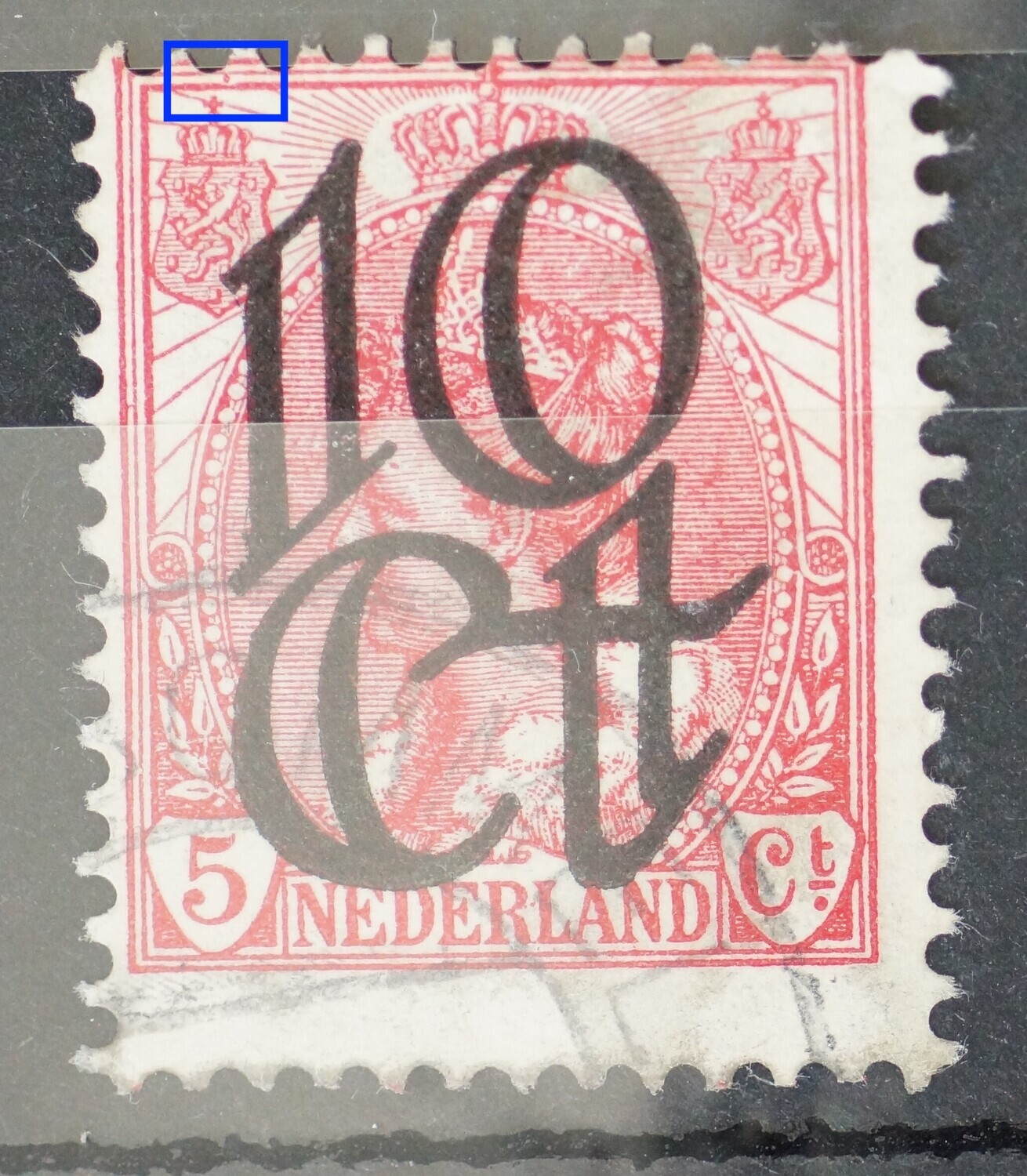 NVPH 117 - rode punt tussen kaderlijnen boven linker wapenschild