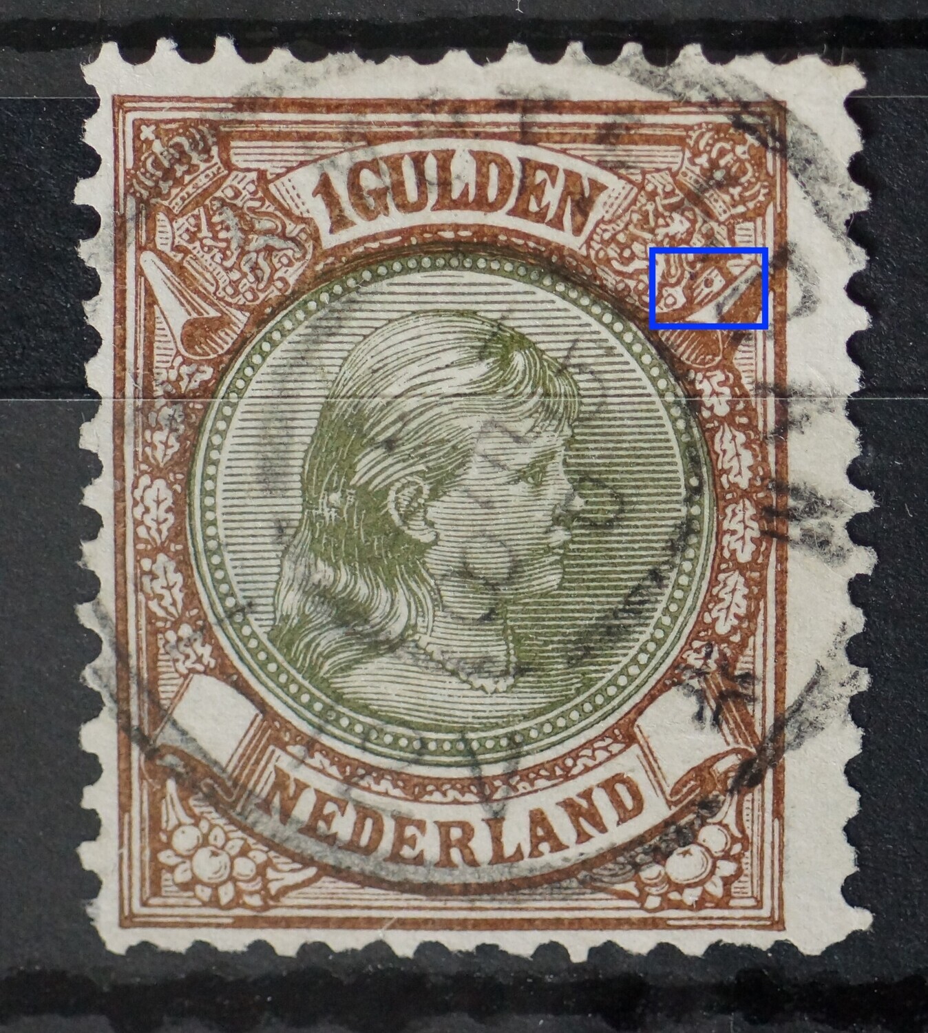 NVPH 46 - bruine punt naast rechter wapenschild (46 P)