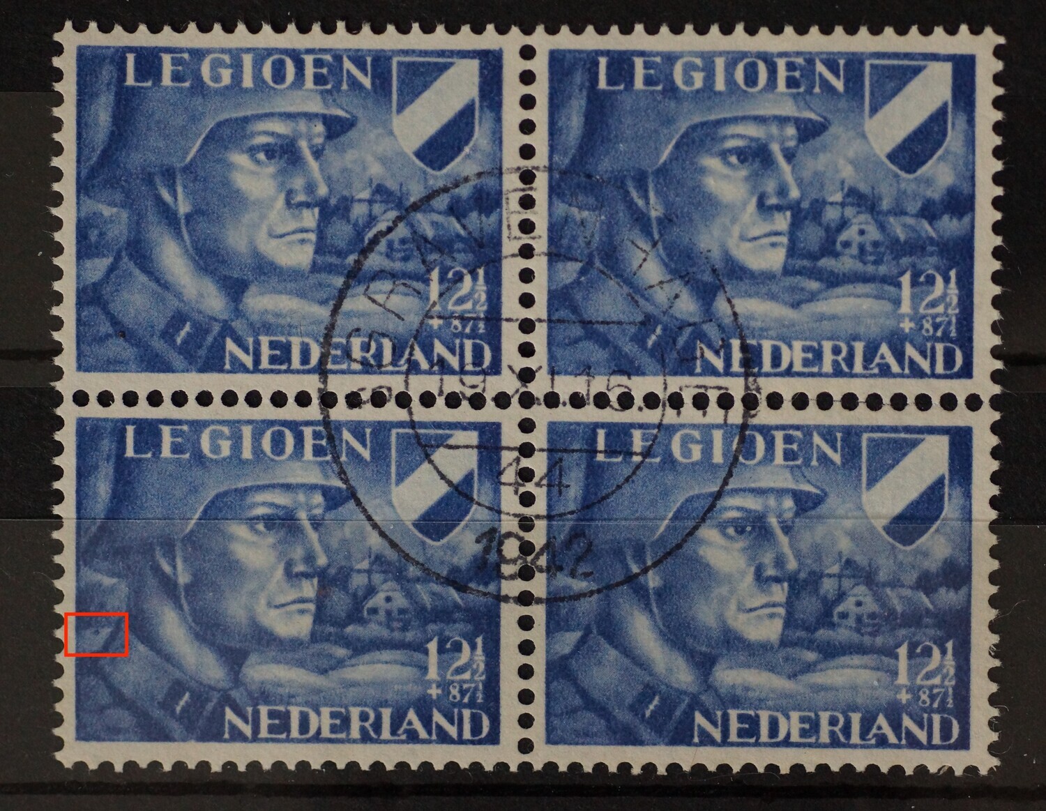NVPH403 (blok) - blauwe vlek achter de kraag (zegel linksonder)