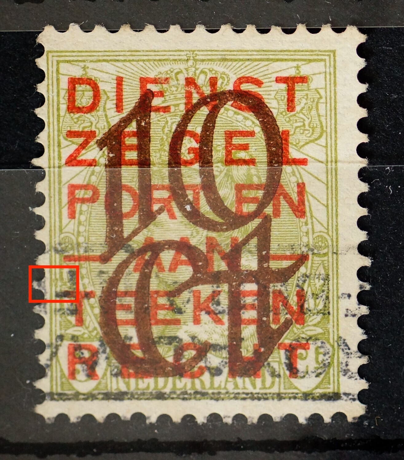 NVPH 132 - groene vlek tussen kaderlijnen bij bovenste blad links (132 PM 11)