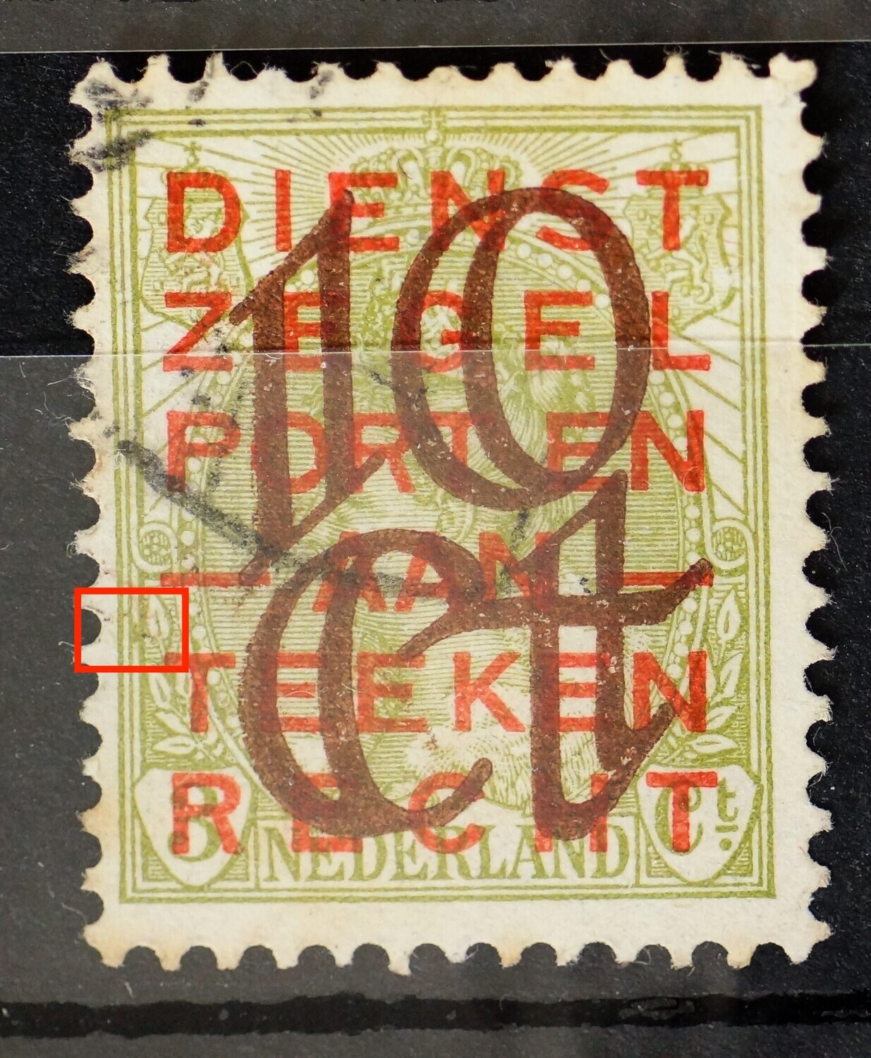 NVPH 132 - groene vlek tussen kaderlijnen bij bovenste blad links (132 PM 11)