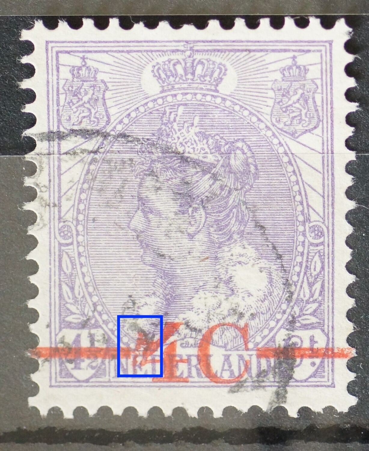 NVPH 106 - grote rode vlek in de opdruk, links van de 4