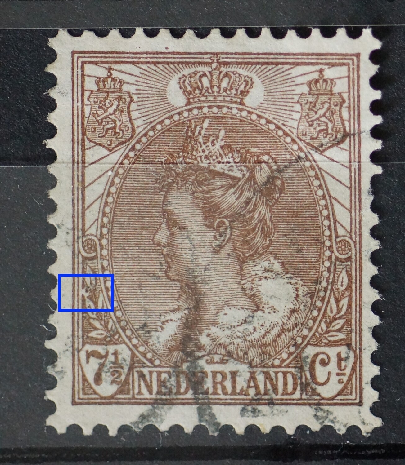 NVPH 61 - witte vlek met bruine punt tussen bladeren links