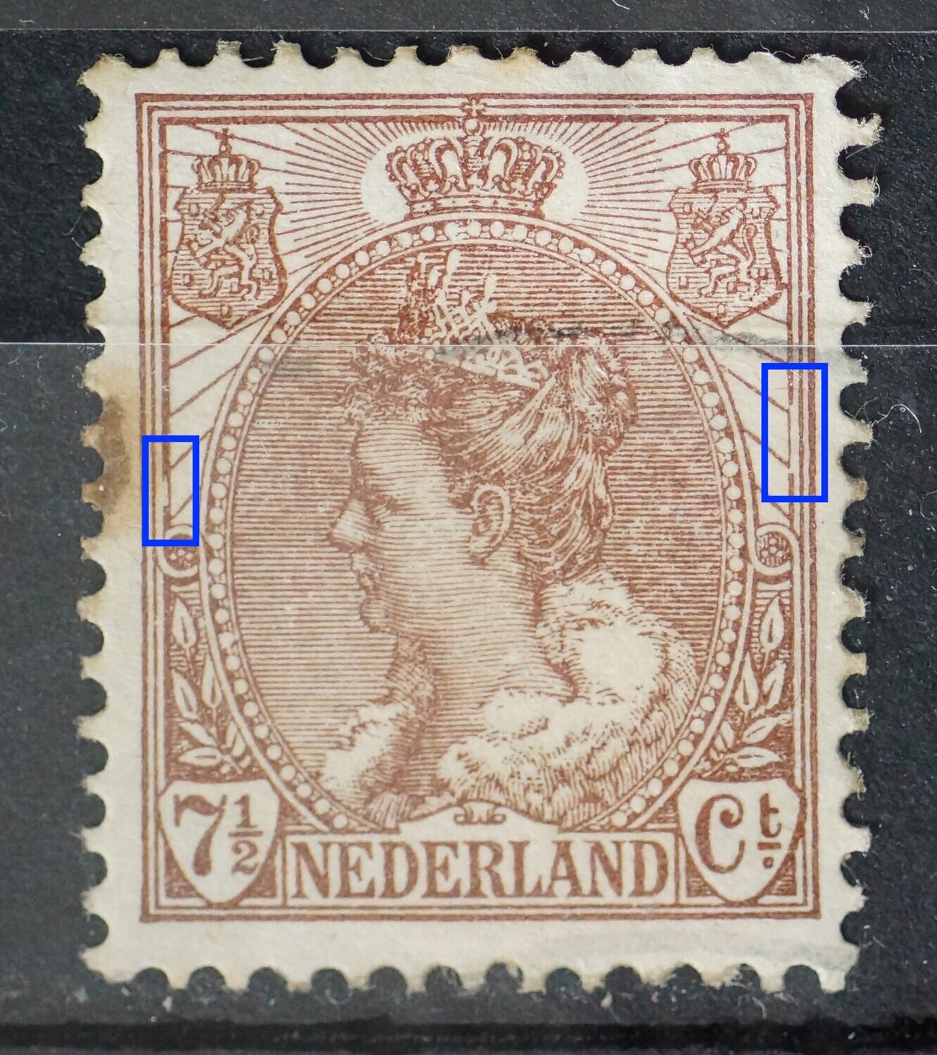 NVPH 61 - dunne/beschadigde kaderlijn boven zowel linker als rechter rozet NVPH 61 - dunne/beschadigde kaderlijn boven zowel linker als rechter rozet