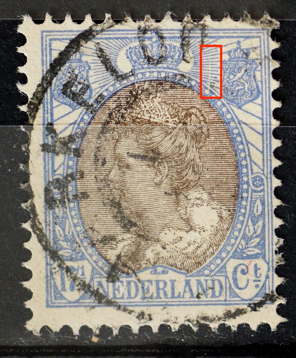 NVPH 67 - witte verticale kras door stralen rechts van kroon
