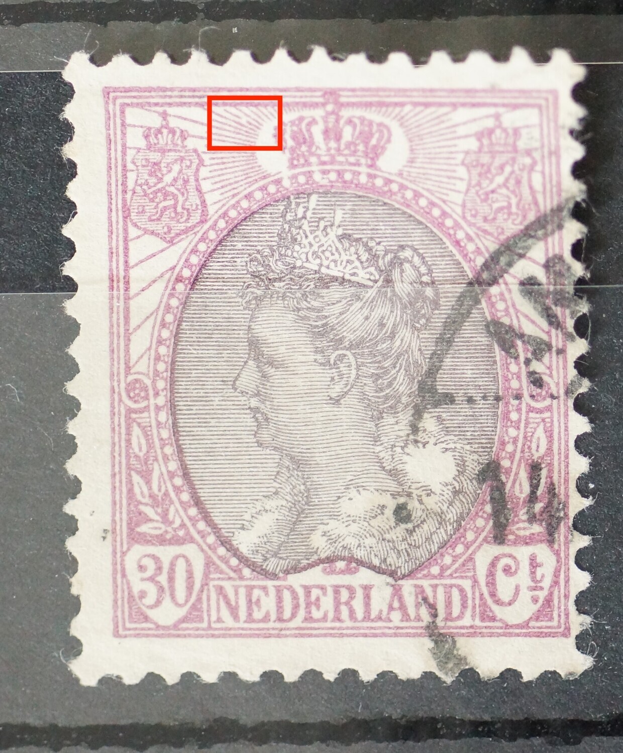 NVPH 72- breuk in straal links van kroon