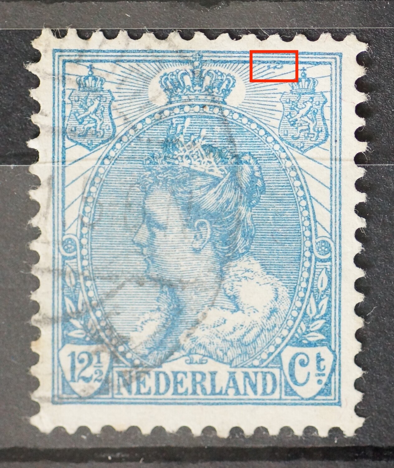 NVPH 63 - blauwe stippen tussen stralen rechts van kroon