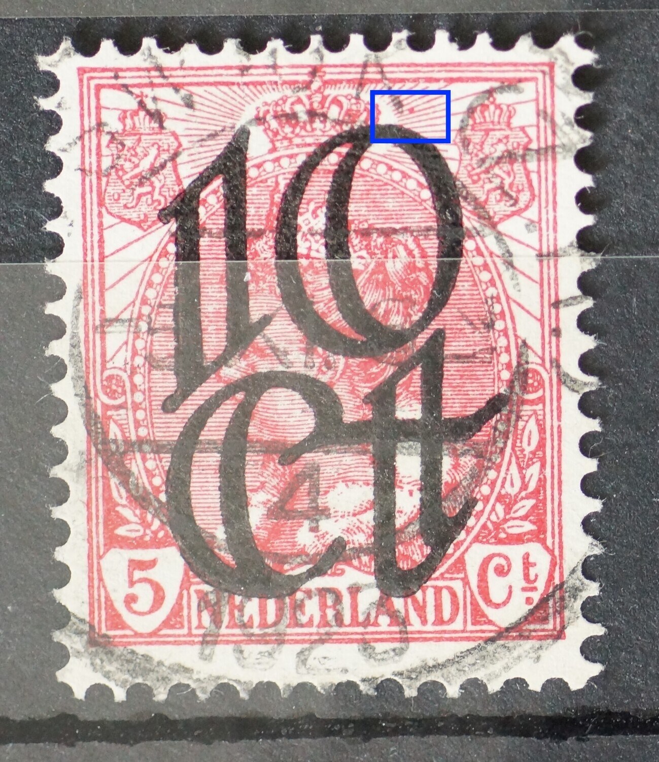 NVPH 117 - rode punt tussen de stralen rechts van kroon