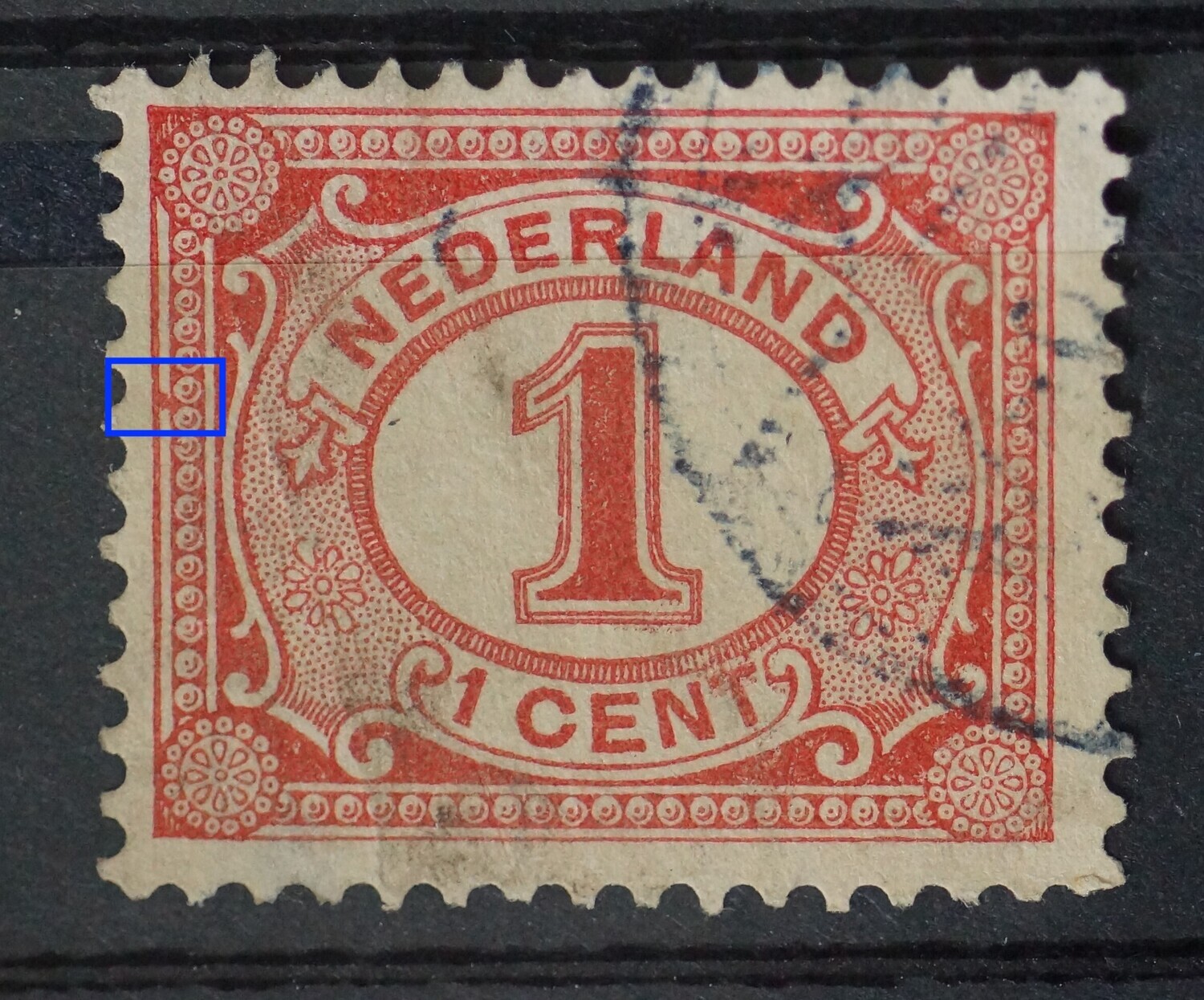 NVPH 51 - rode vlek tussen kaderlijnen links