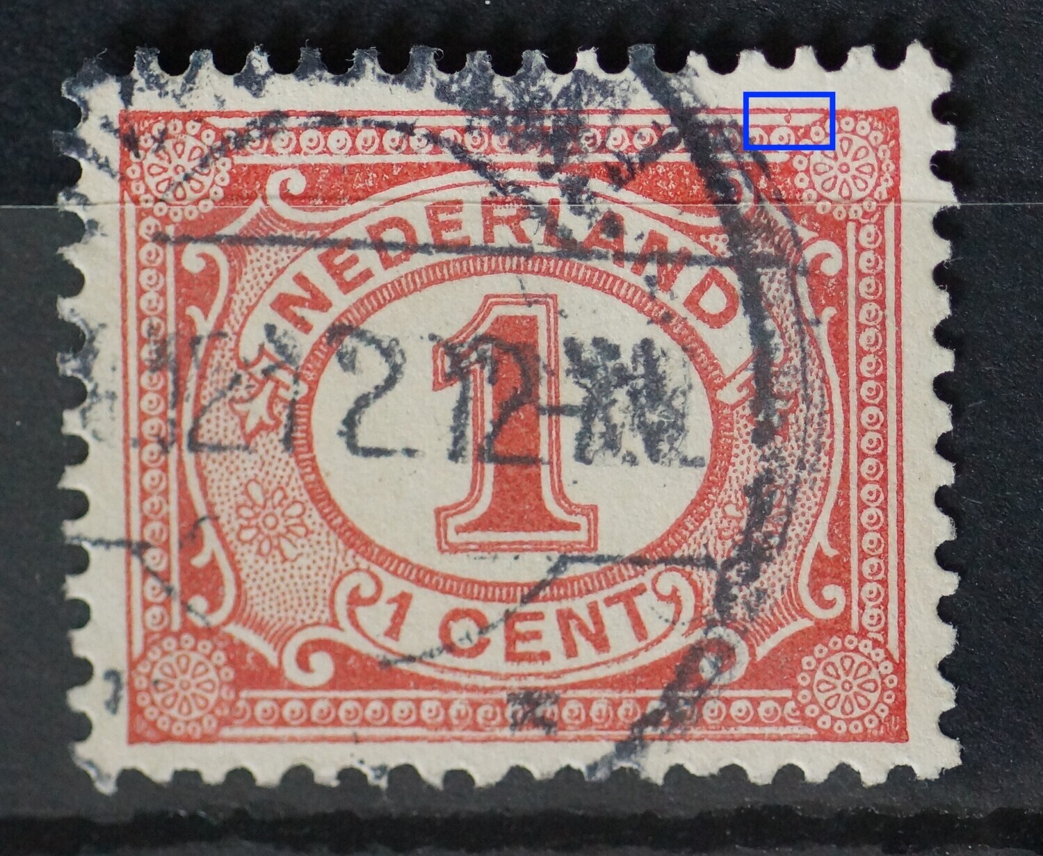 NVPH 51 - rode punt tussen kaderlijnen boven, rechts