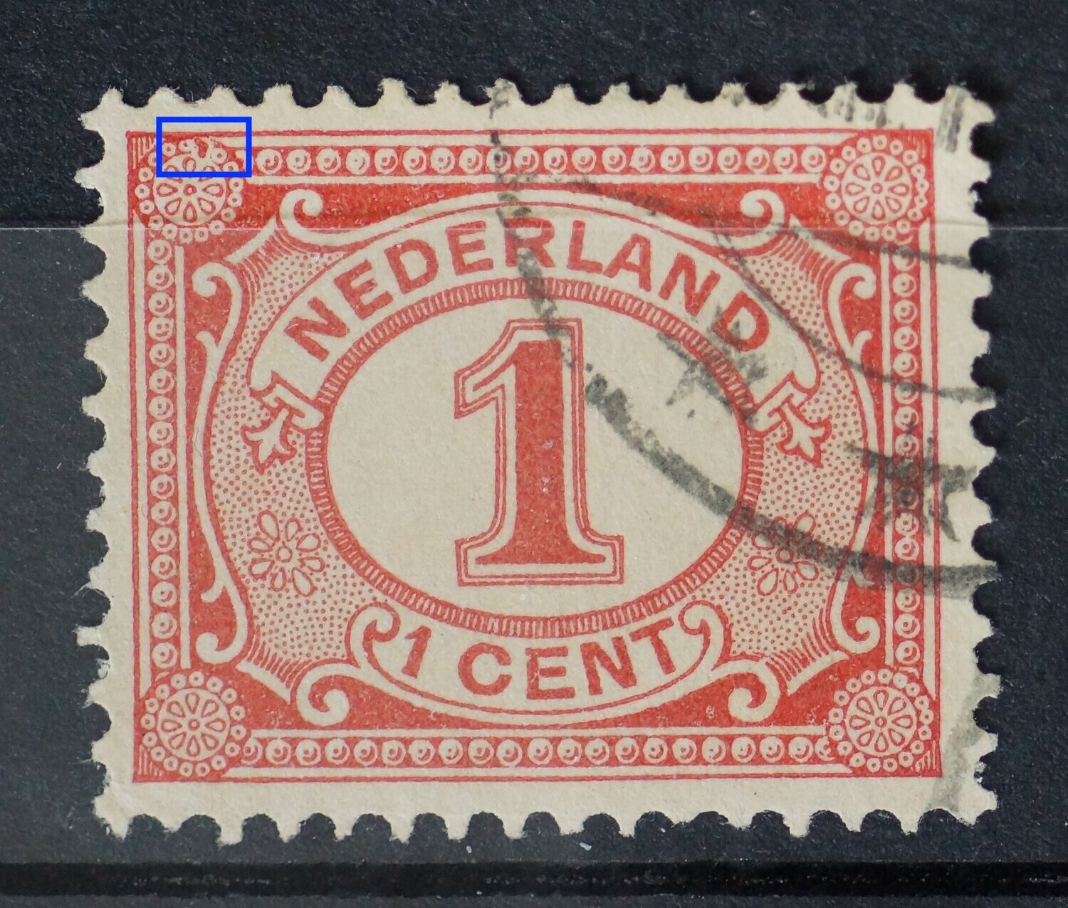 NVPH 51 - rode vlek in ornament linksboven