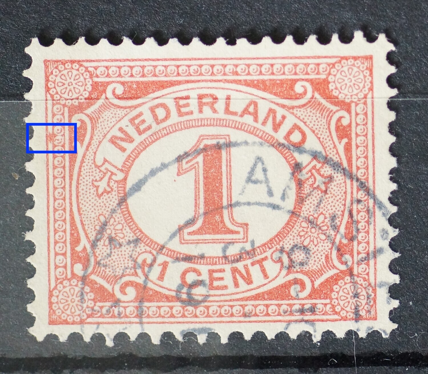 NVPH 51 - rode vlek tussen kaderlijnen links