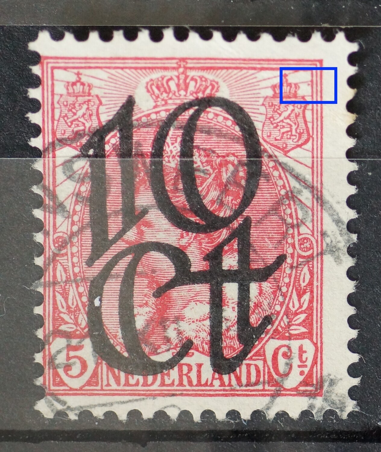NVPH 117 - rode punt rechts van rechter wapenschild