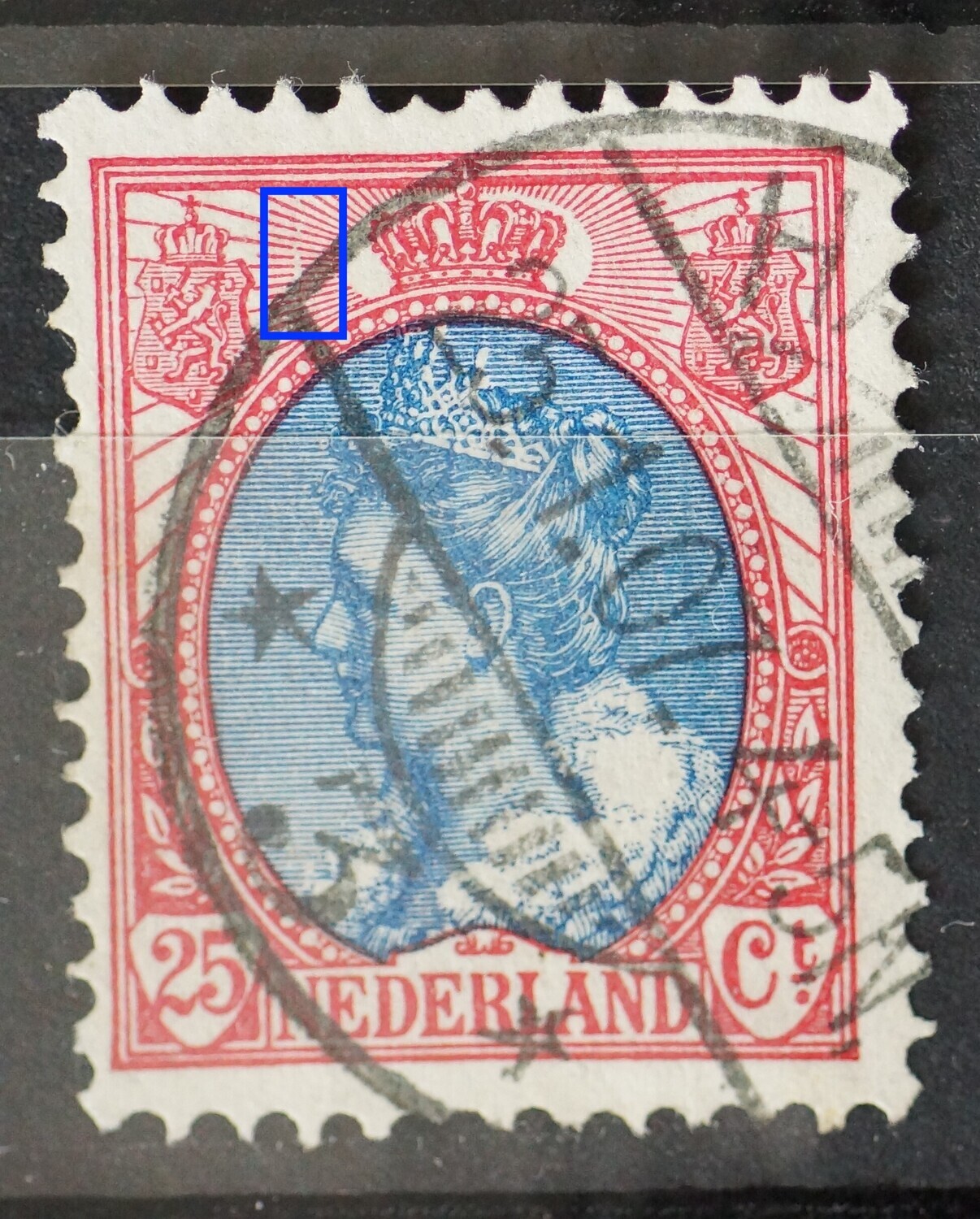 NVPH 71 - witte kras door stralen links van kroon