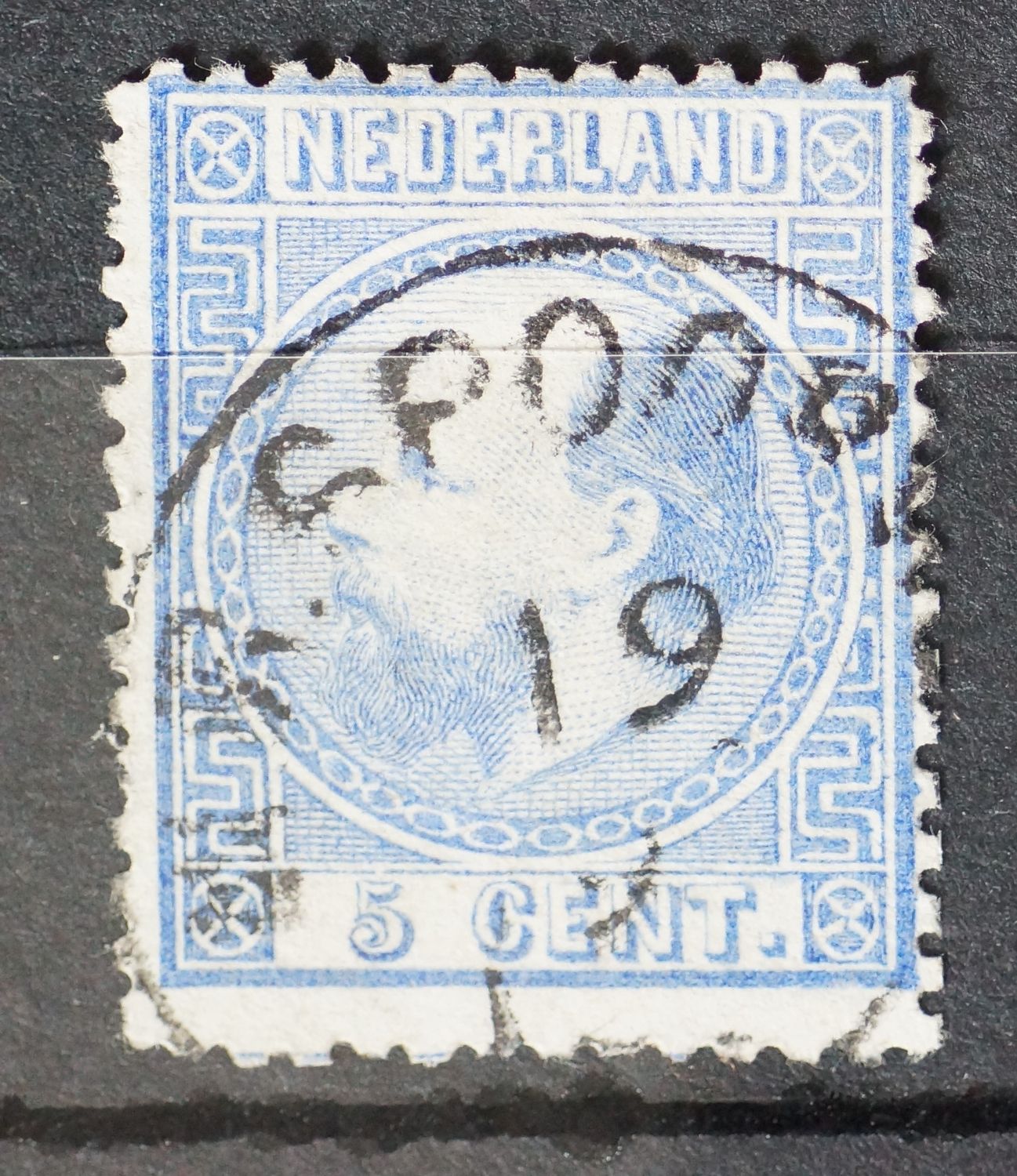 Rondstempel grotesk N.R. Spoorweg op NVPH 7