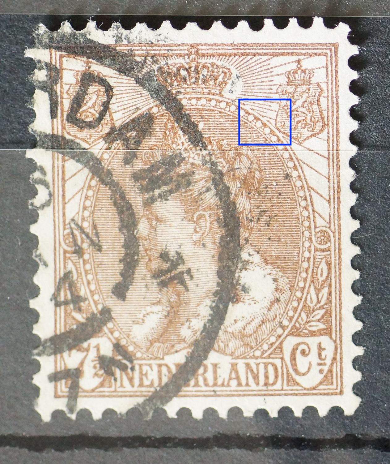 NVPH 61 - diverse breukjes in rand medaillon bij rechter wapenschild