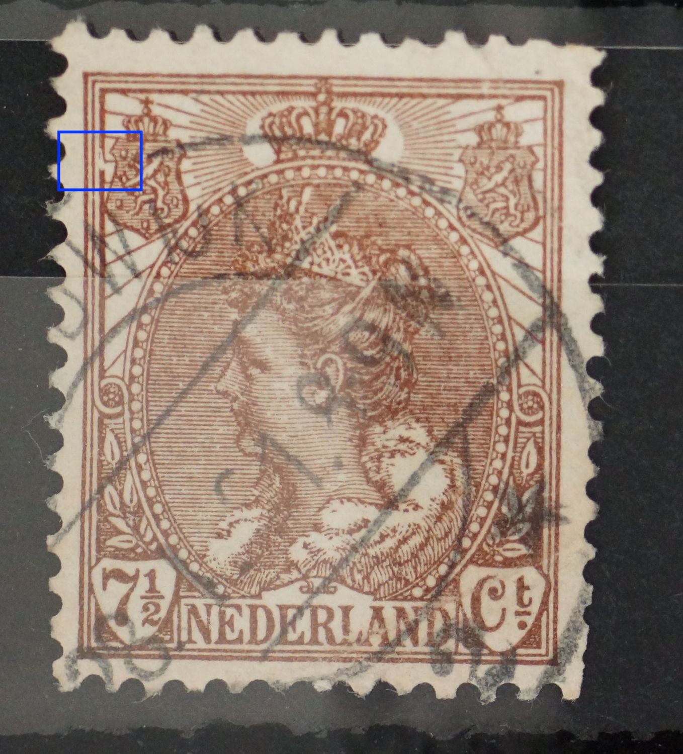 NVPH 61 - witte vlek in kaderlijn bij linker wapenschild NVPH 61 - witte vlek in kaderlijn bij linker wapenschild