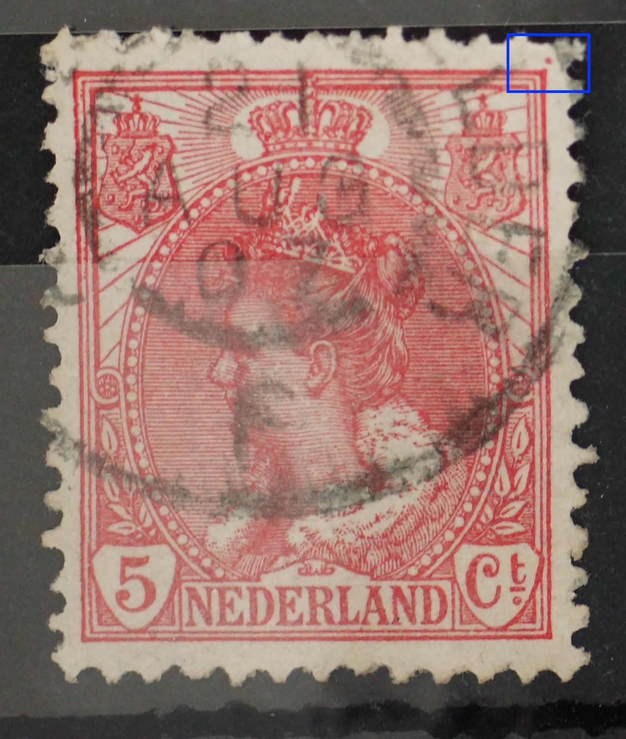NVPH 60 - rode punt buiten het zegelbeeld, boven, rechts
