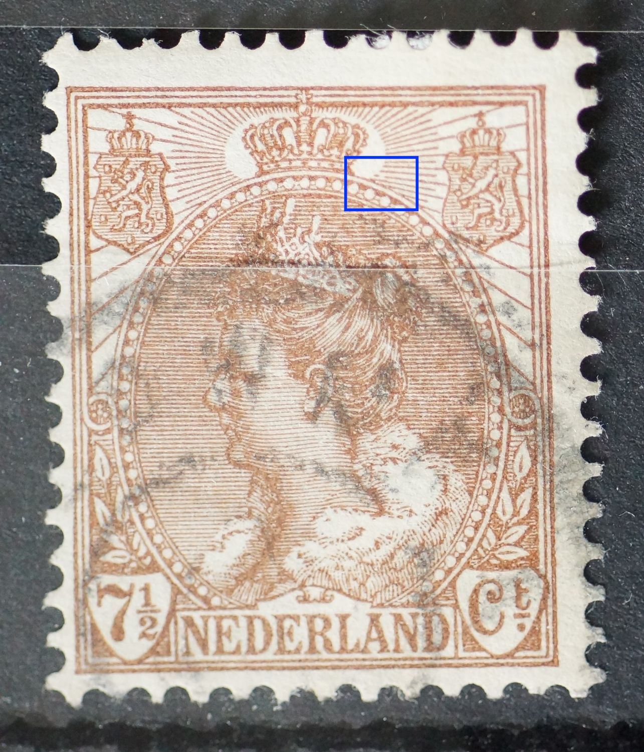 NVPH 61 - breuk in straal rechts van kroon