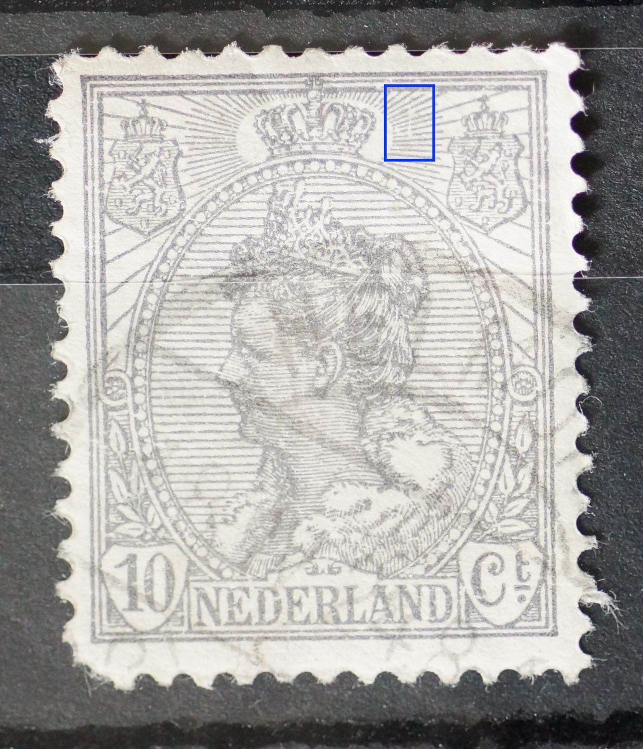 NVPH 81 - verticale witte kras door de stralen rechts van de kroon