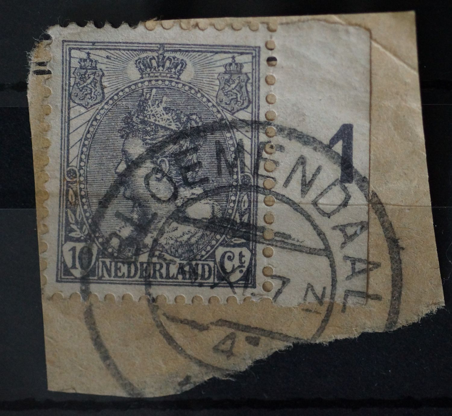 Bloemendaal 4 op NVPH 62 met velrand (diverse grijze vlekken in het zegelbeeld)