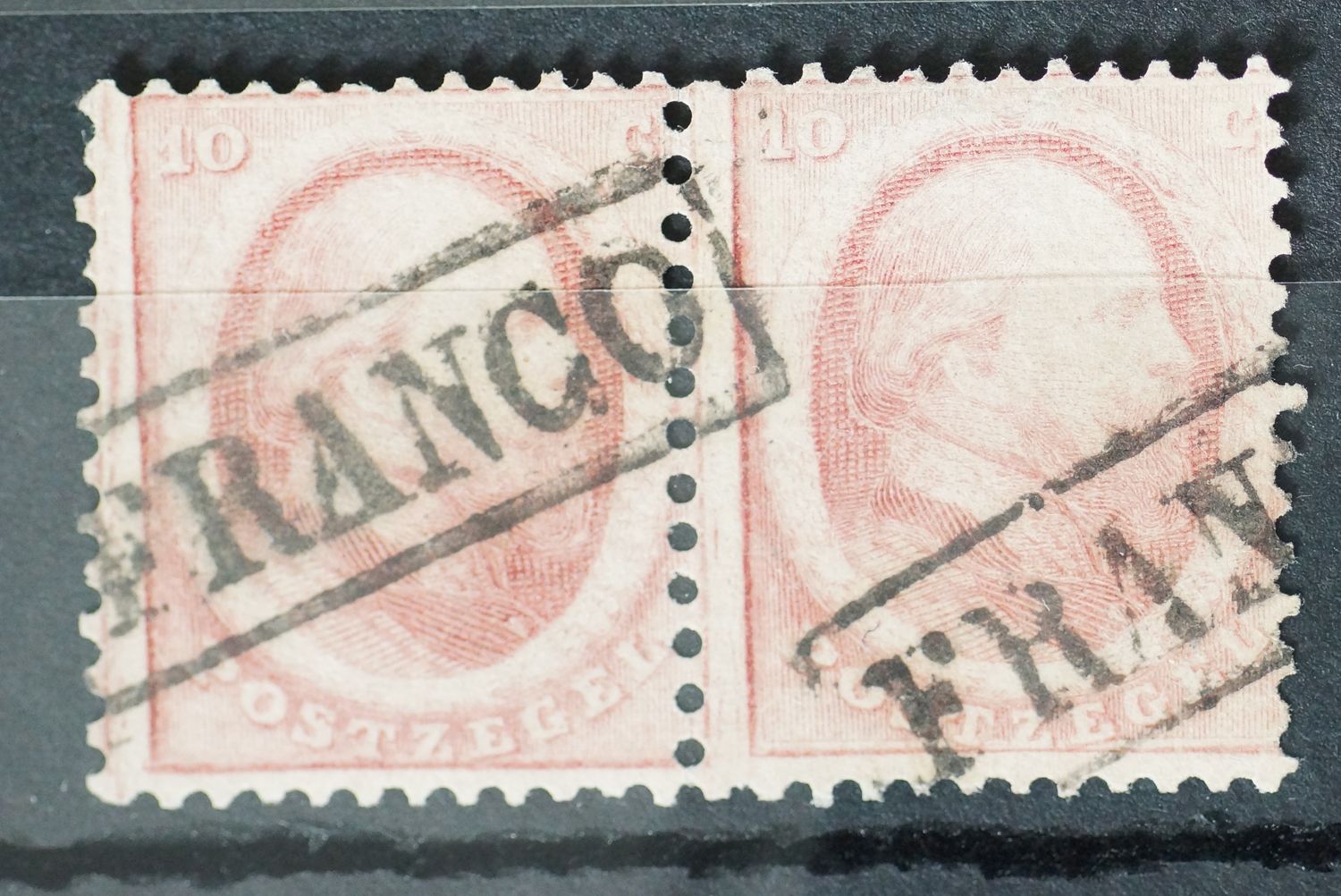 Franco in omlijsting op NVPH 5 (paar) - sterk verschoven perforatie