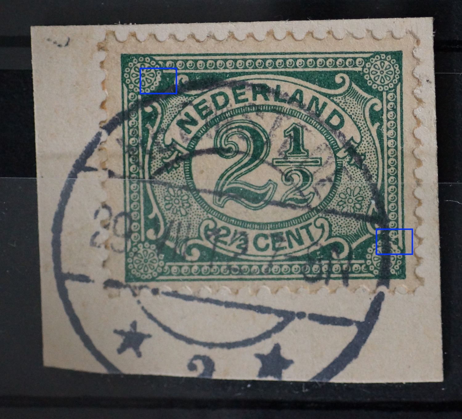 NVPH 55 - o.a. groene vlek boven ornament rechtsonder en witte vlek daaronder