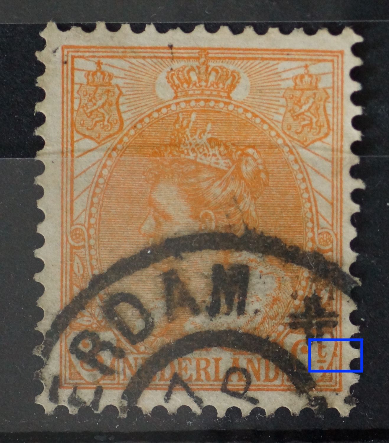 NVPH 56 - oranje punt / vlek aan schild rondom Ct. Daaronder iets dunnere kaderlijn.
