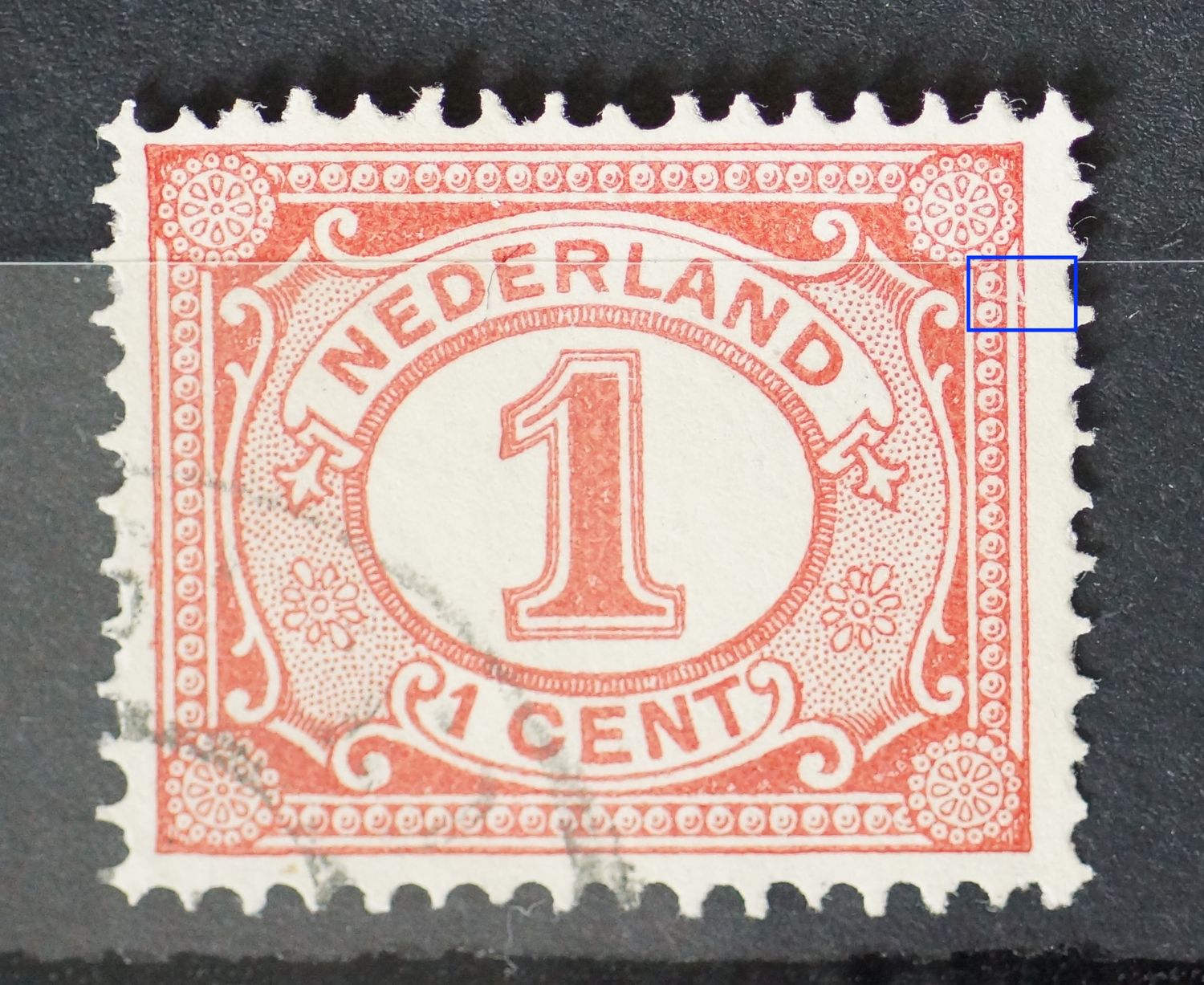 NVPH 51 - v-vormige witte kras in kaderlijn rechts