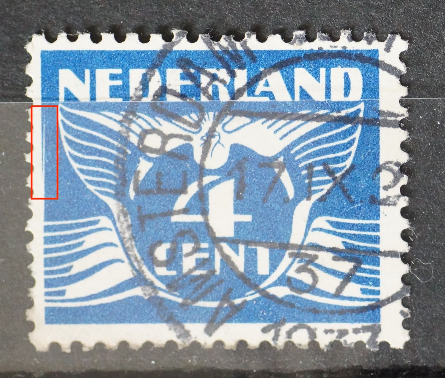 NVPH 176 - verticale witte graveerkras aan linkerzijde zegelbeeld