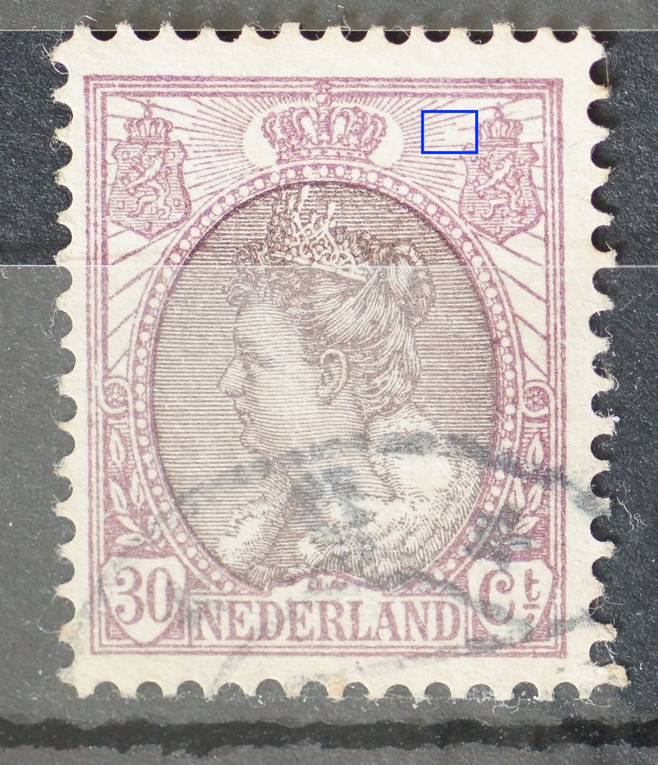 NVPH 72 - witte vlek / breuk in stralen rechts van kroon