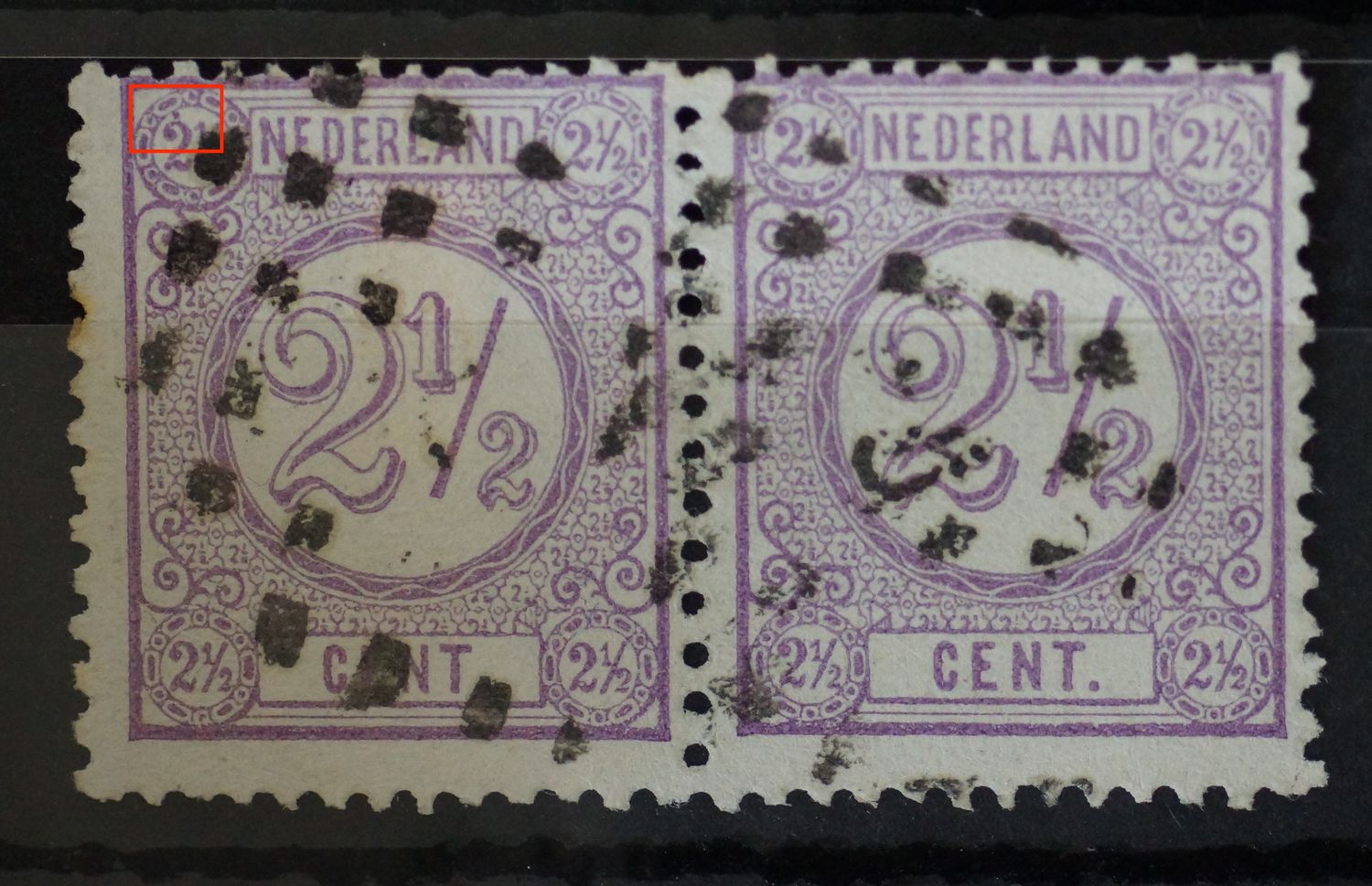 NVPH 33 (paar) - violette punt linksboven (linker zegel)