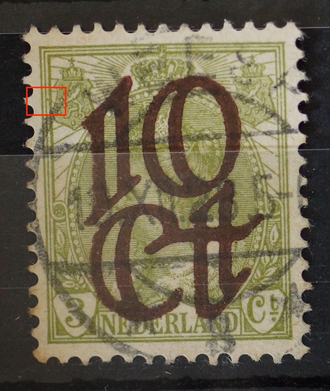 NVPH 116 - groene punt naast linker wapenschild