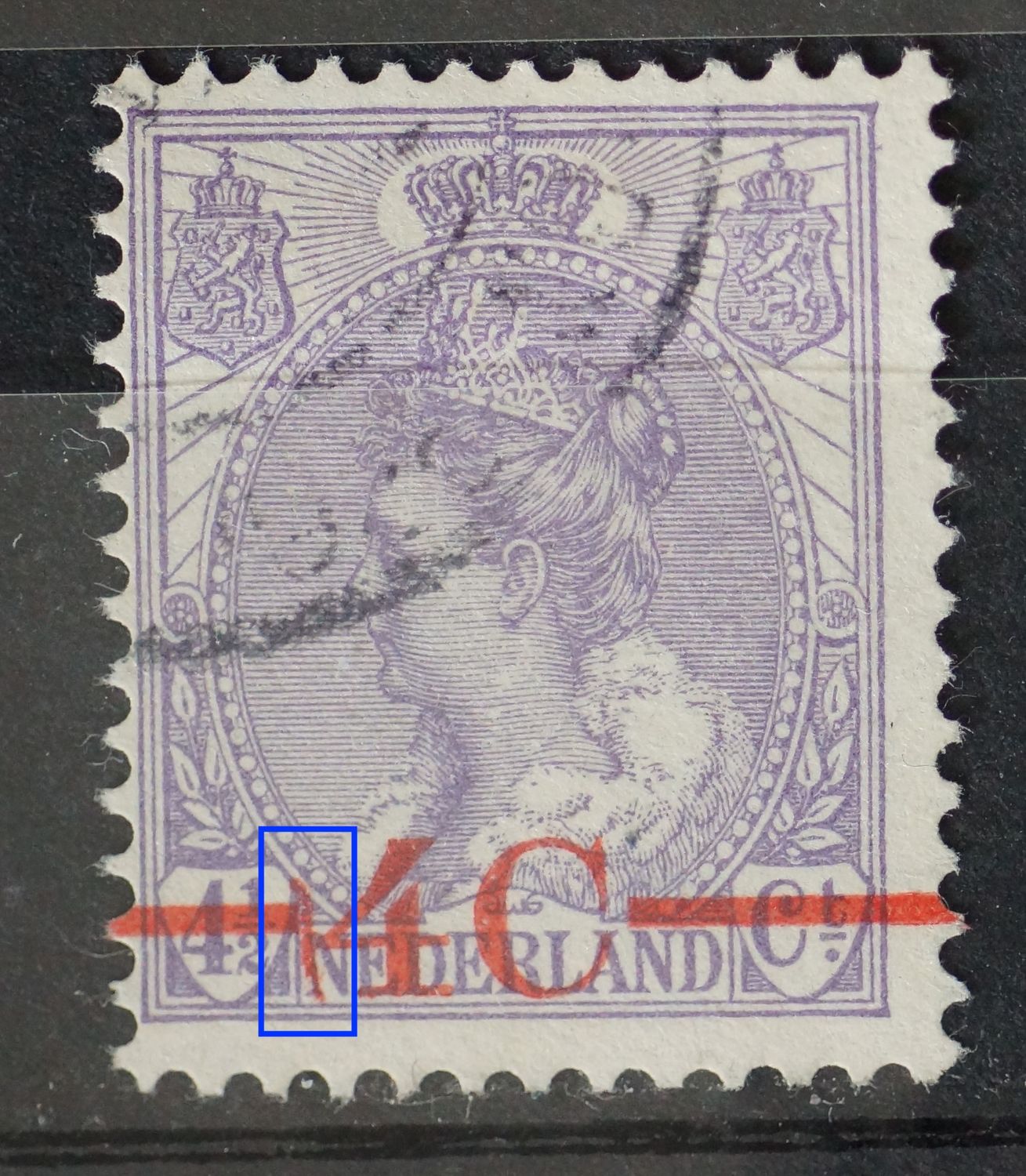 NVPH 106 - grote rode vlek/verticale streep links van de 4 (opdrukfout) NVPH 106 - grote rode vlek/verticale streep links van de 4 (opdrukfout)