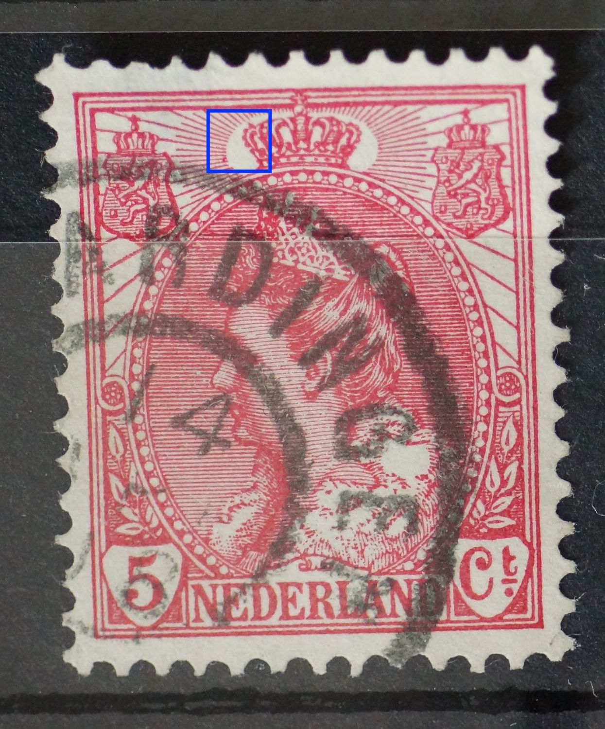 NVPH 60 - o.a. rode punt aan kroon ,links