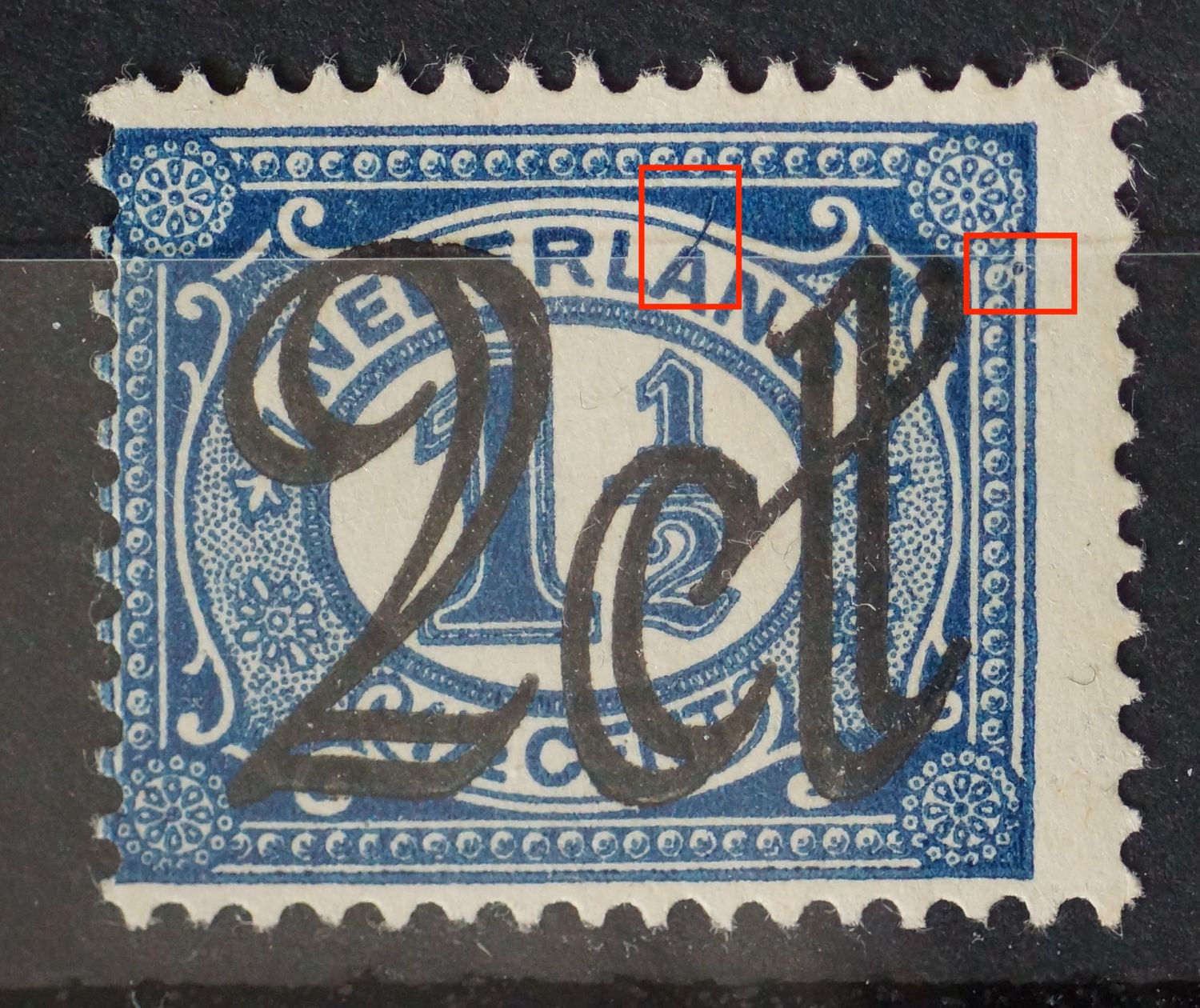 NVPH 115 - blauwe punt tussen kaderlijnen rechts en kronne blauwe lijn door de A van NEDERLAND (druktoeval a.g.v. haar of draadje)