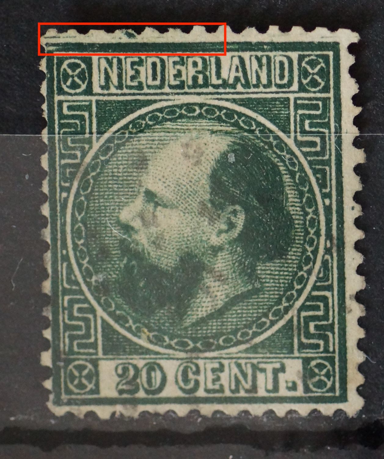NVPH 10 - groene streep / vlekken boven het zegelbeeld