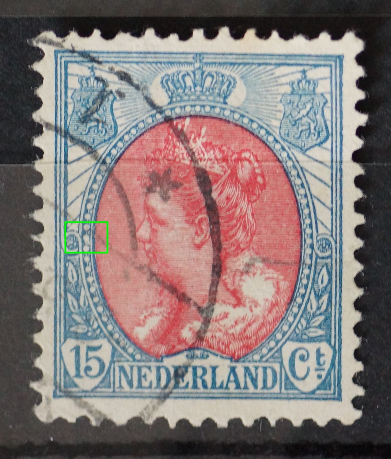 NVPH 65 - witte vlek in parelrand naast linker rozet