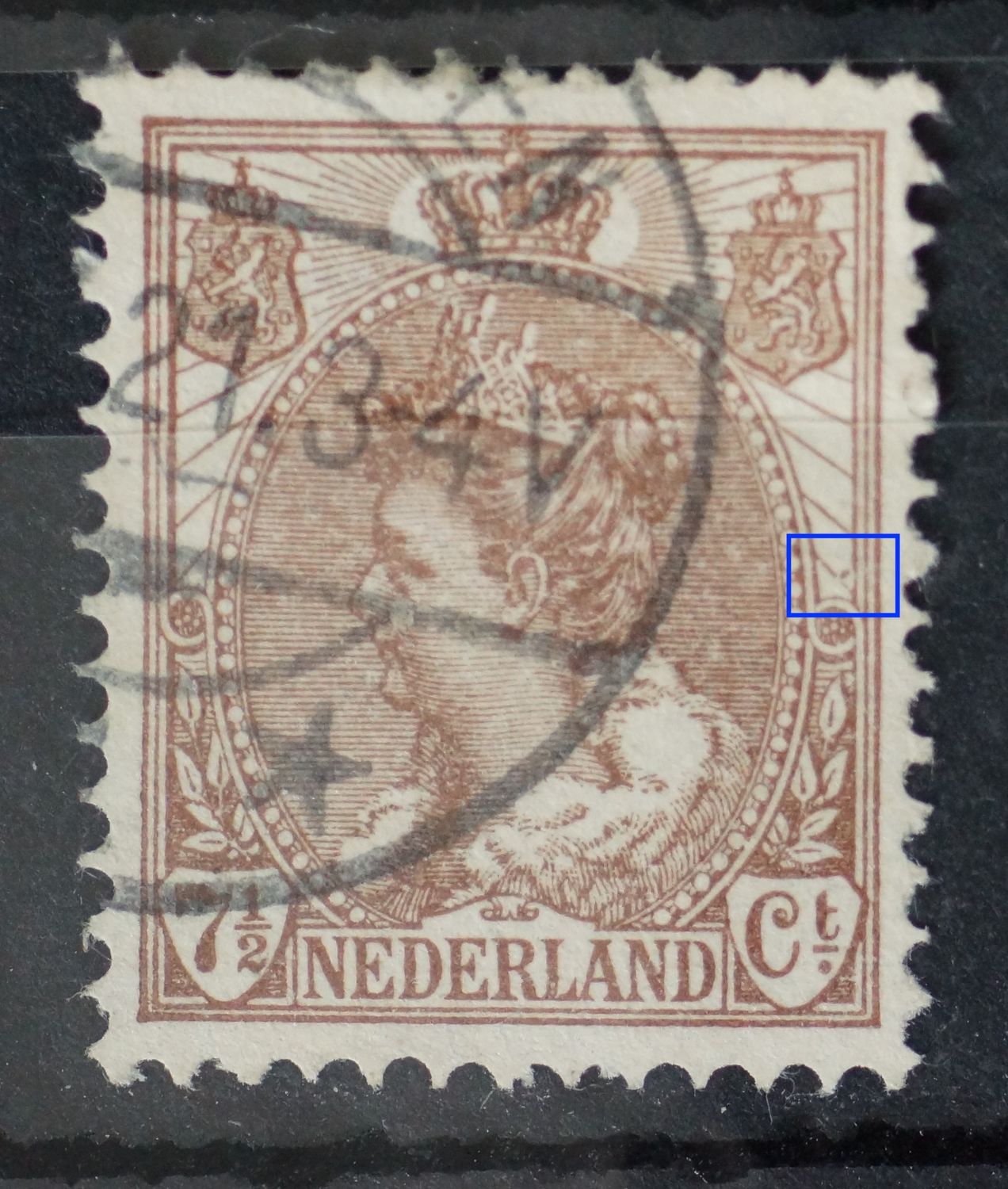 NVPH 61 - bruine punt boven rechter rozet