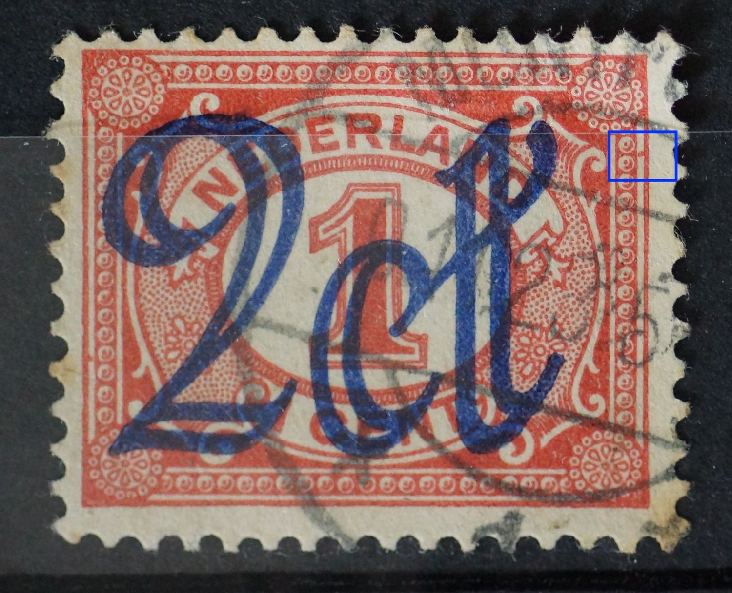 NVPH 114 - rode punt tussen de kaderlijnen rechts