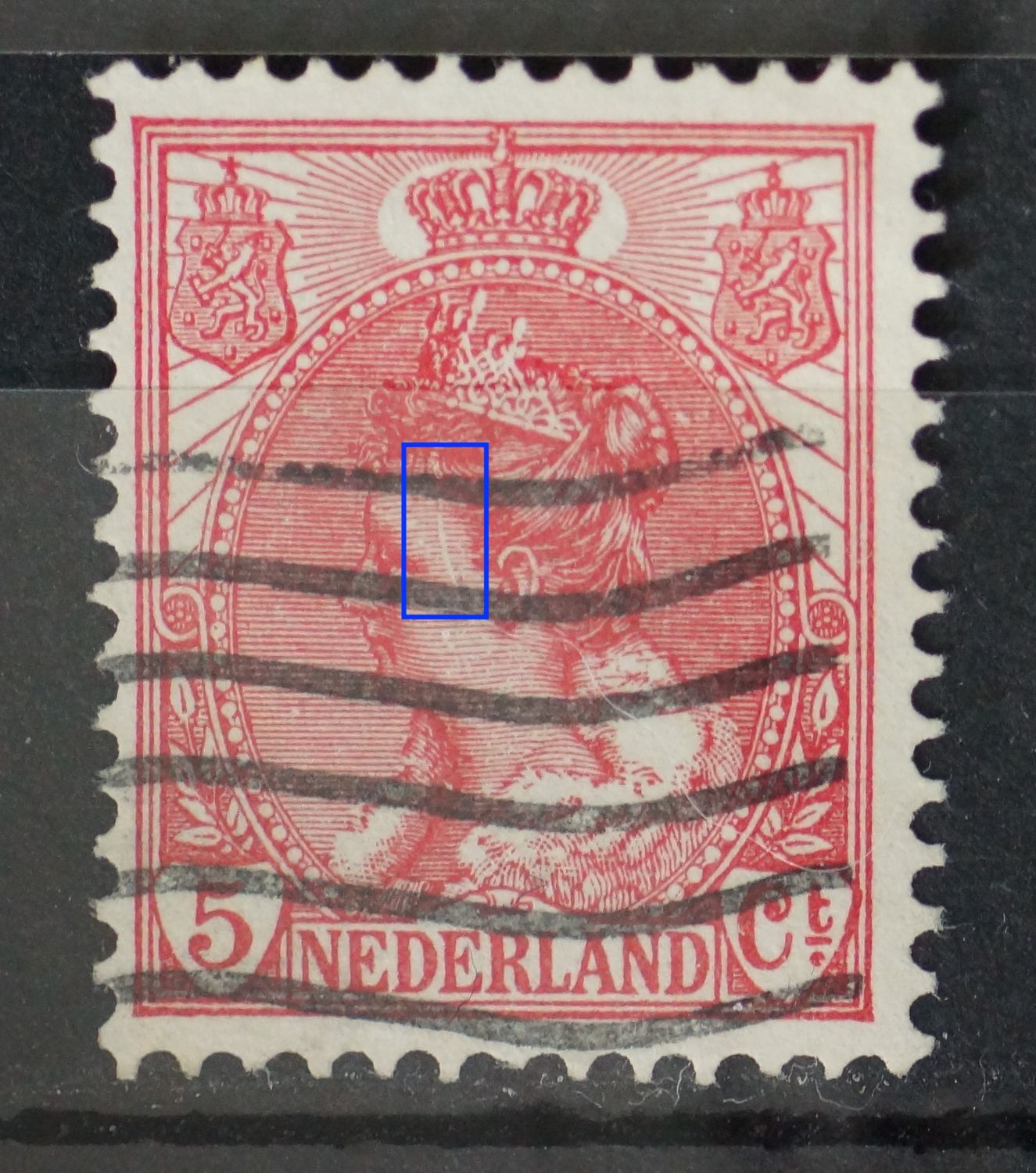 NVPH 60 - brede witte verticale kras in het gezicht