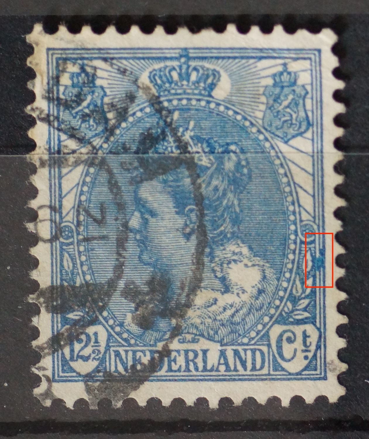 NVPH 63 - blauwe vlekken tussen kaderlijnen bij rechter rozet