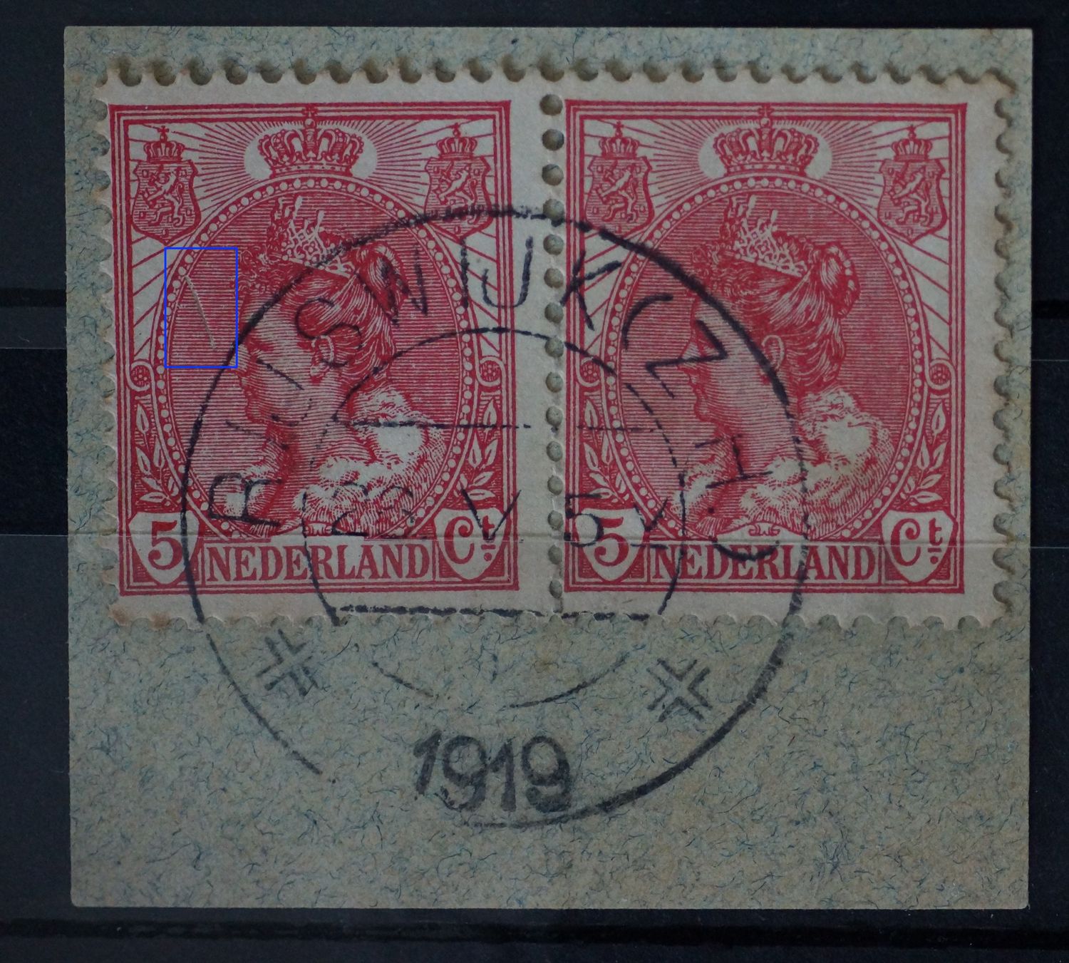 NVPH 60 (paar) - grote witte kras voor het egzicht (linker zegel)