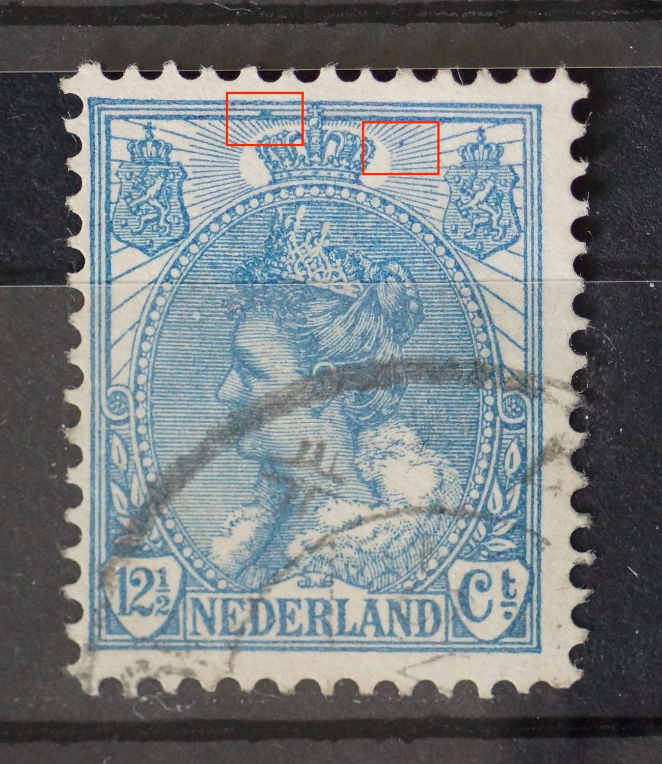 NVPH 63 - blauwe vlek tussen kaderlijnen boven en bij stralen rechts van kroon