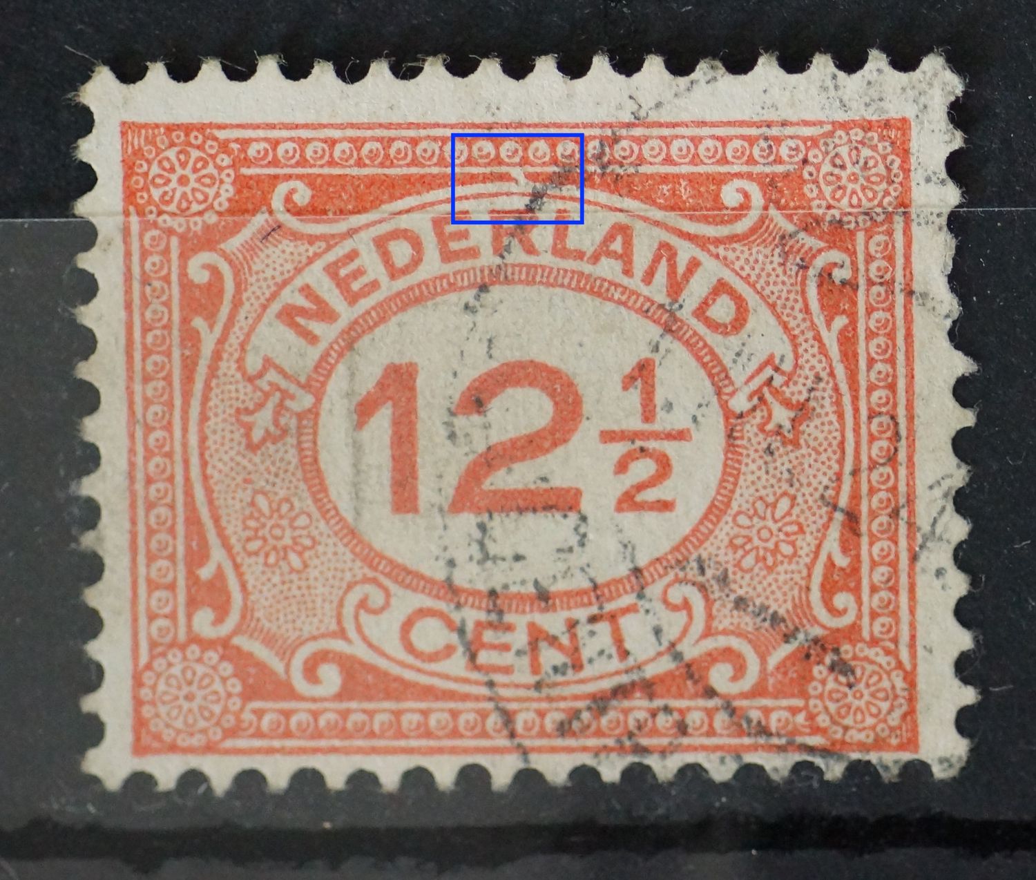 NVPH 108 - witte vlek / breuk in rand boven de R van NEDERLAND NVPH 108 - witte vlek / breuk in rand boven de R van NEDERLAND