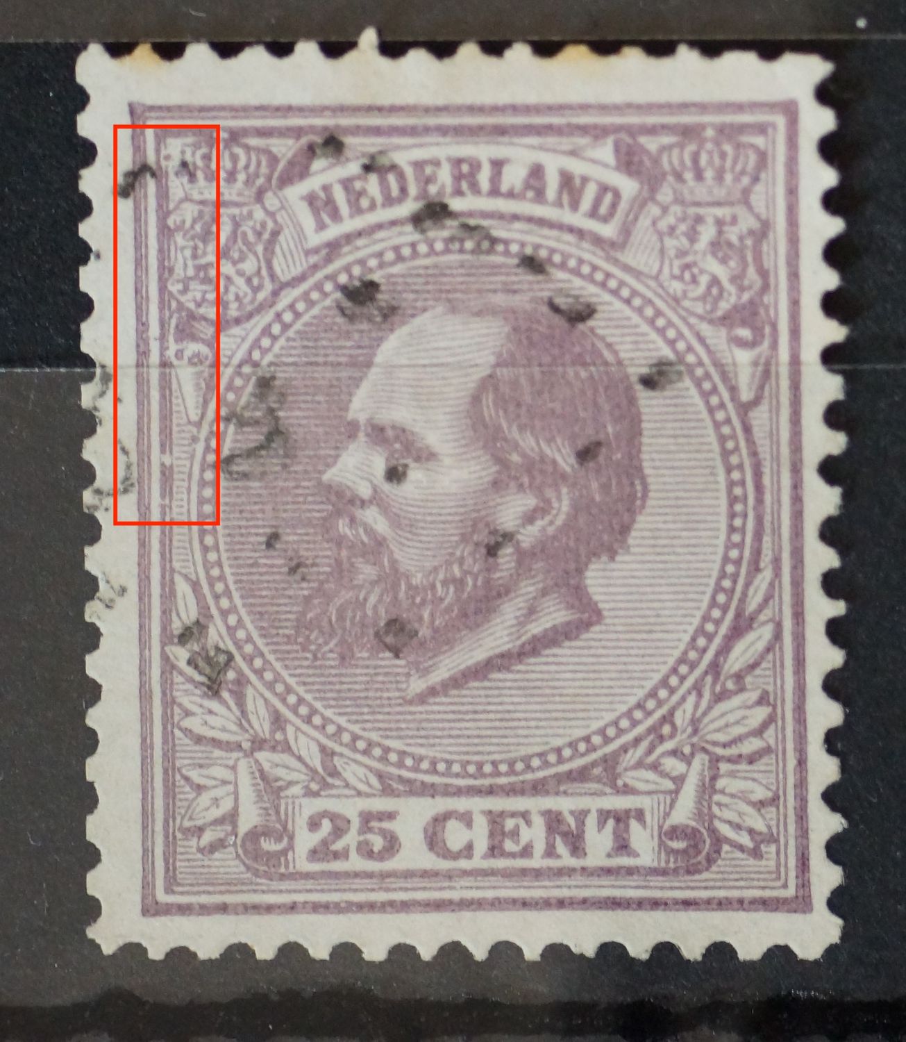 NVPH 26 - breuk in kaderlijn links en diverse violette punten daarboven en daaronder