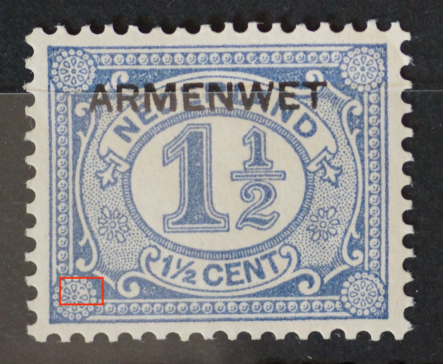 NVPH D2 - breuk in blaadje in ornament linksonder NVPH D2 - breuk in blaadje in ornament linksonder