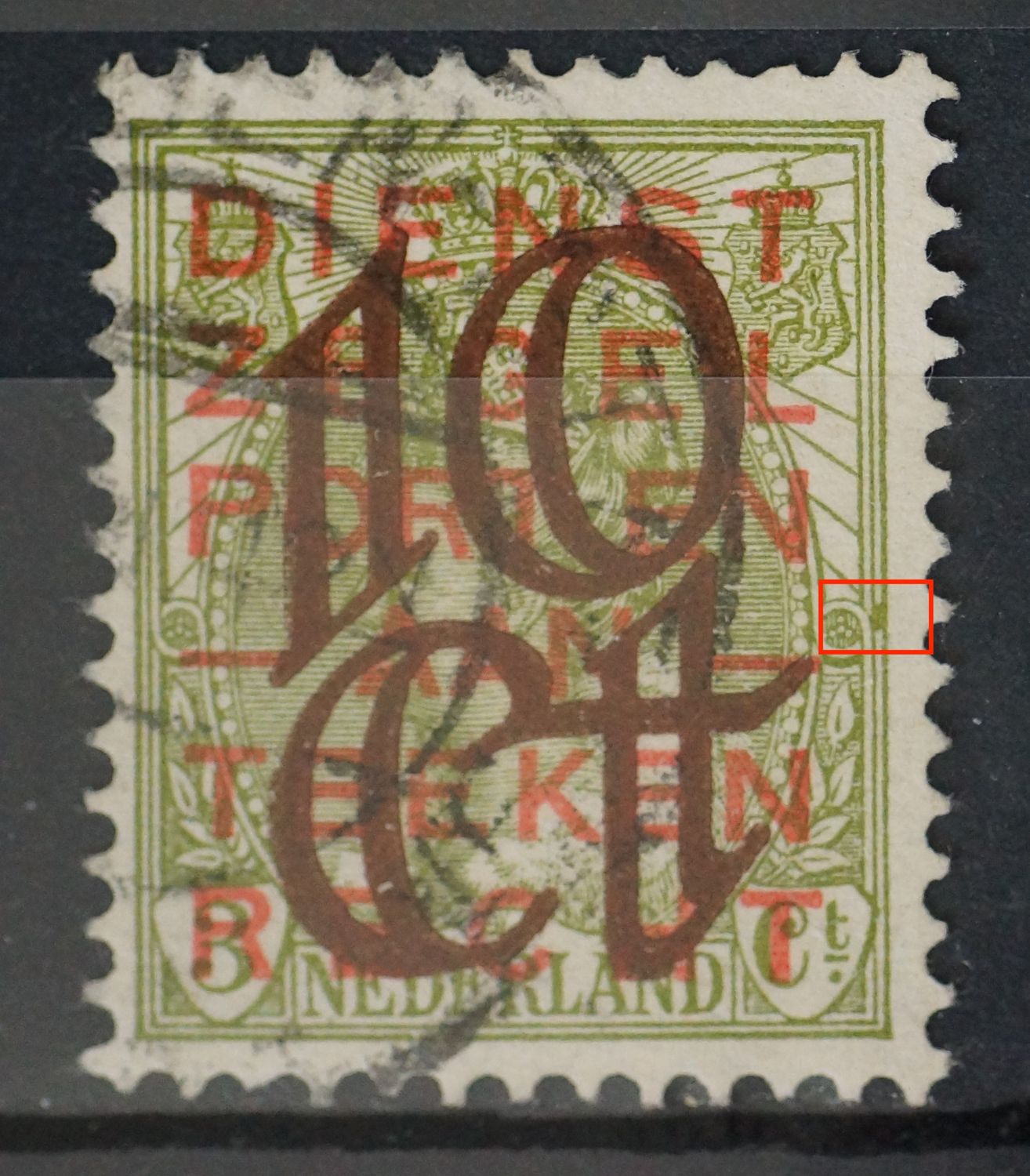 NVPH 132 - groene vlek tussen de kaderlijnen bij rechter rozet