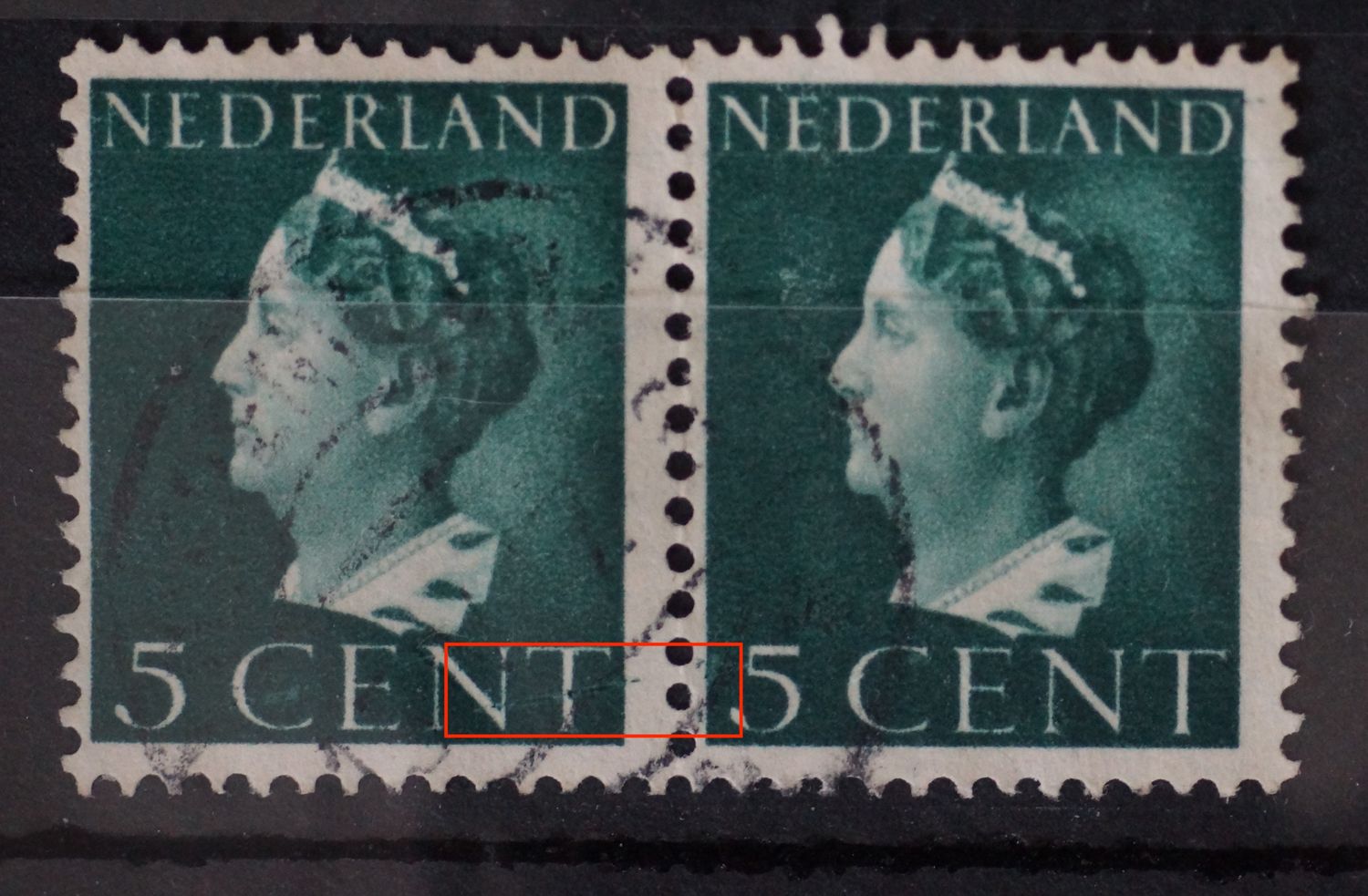NVPH 332 (paar) - groene streep en vlekken over de 2 zegels heen (druktoeval ?)