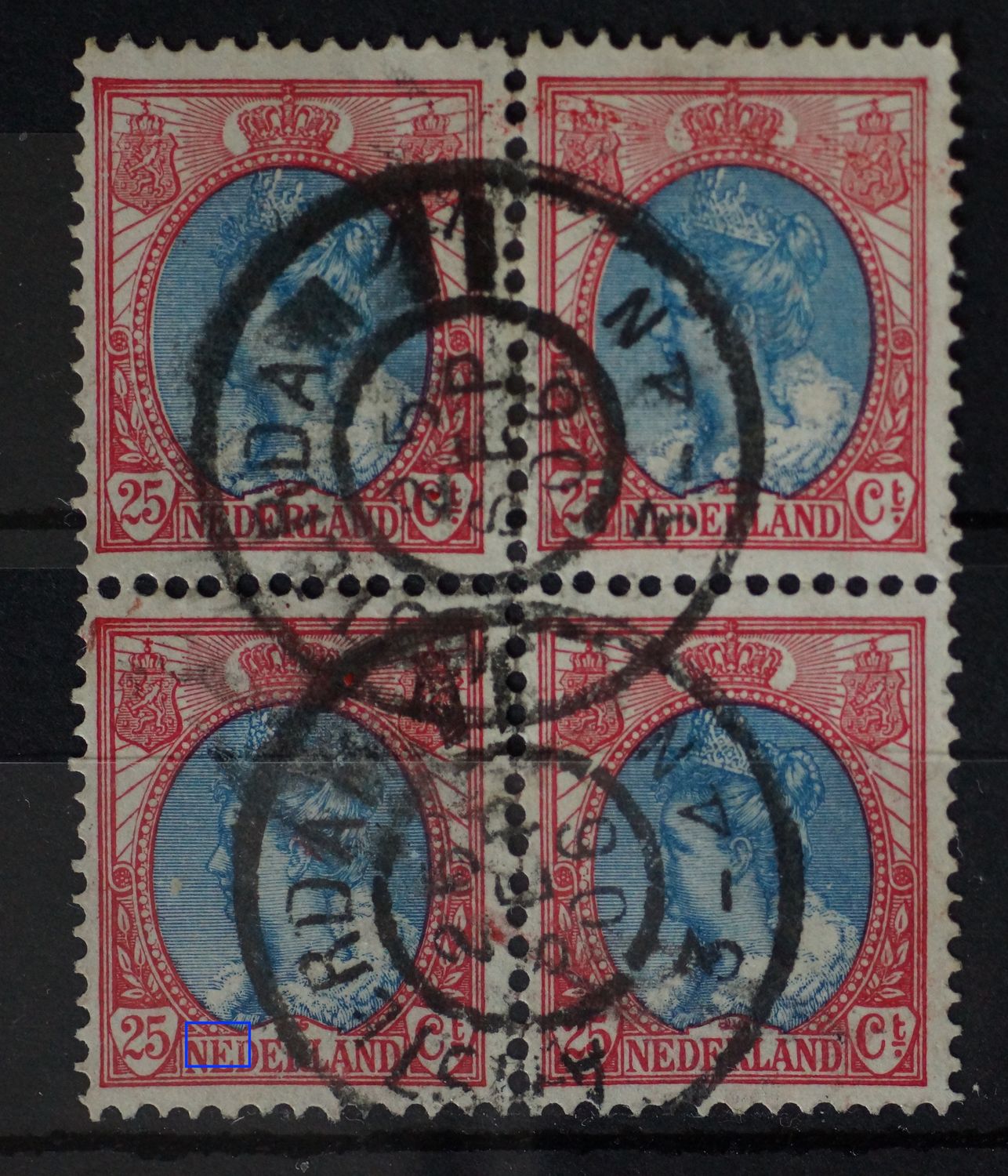 NVPH 71 (blok) - o.a. breuk in bovenzijde 1e E van NEDERLAND (zegel linksonder)